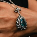 ювелирный кулон из серебра в форме капли