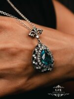 ювелирный кулон из серебра в форме капли